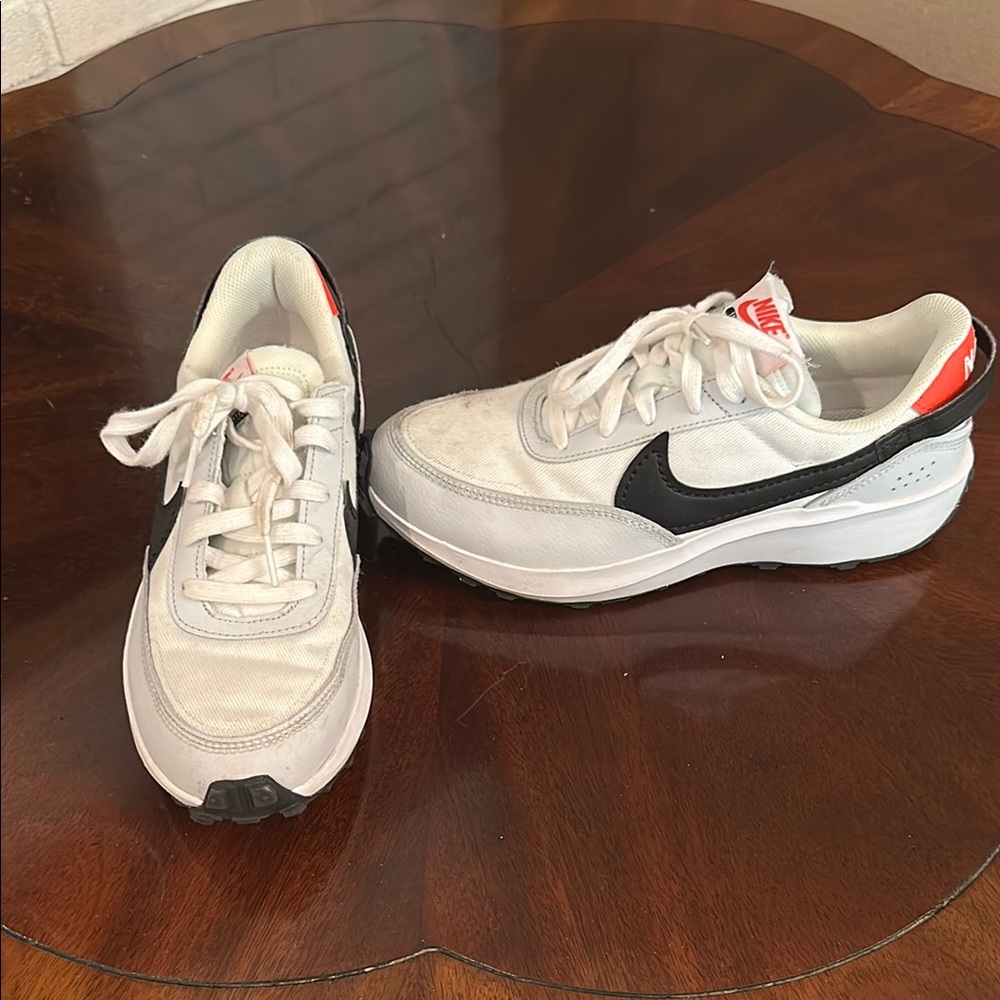 Nike Men's White Black Red Low-Top Sneakers